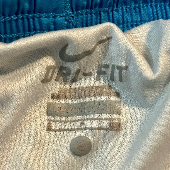Girls Nike shorts size small - Picture 3 of 3